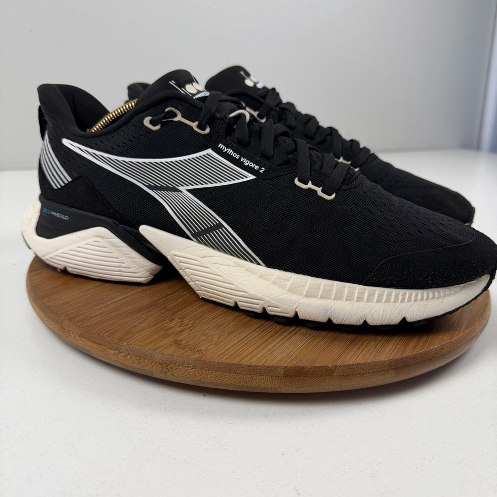 Myths Black & White Mythos Vigore 2 Athletic Sneakers